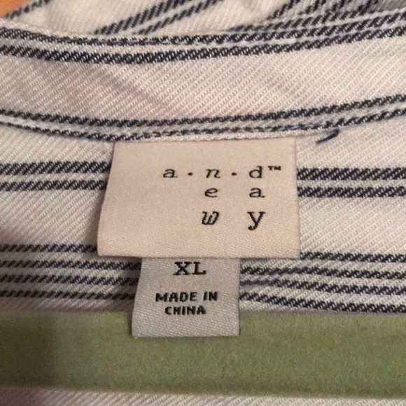 Blue and white striped shirt - Picture 2 of 3